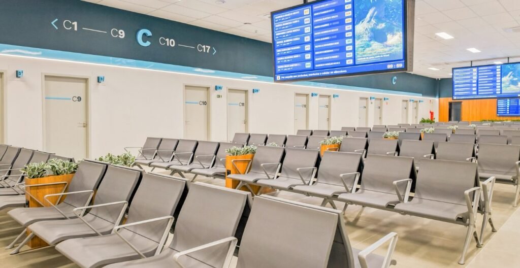 Sala de espera da BR MED com fileiras de cadeiras e sinalização de consultórios
