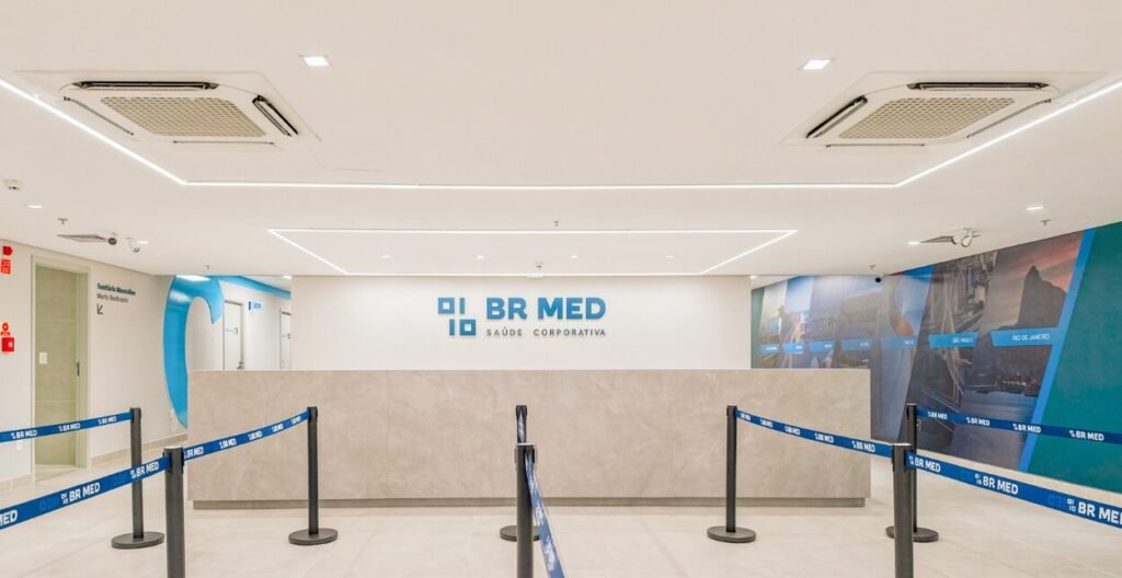 Recepção da BR MED com balcão de atendimento e organizadores de fila