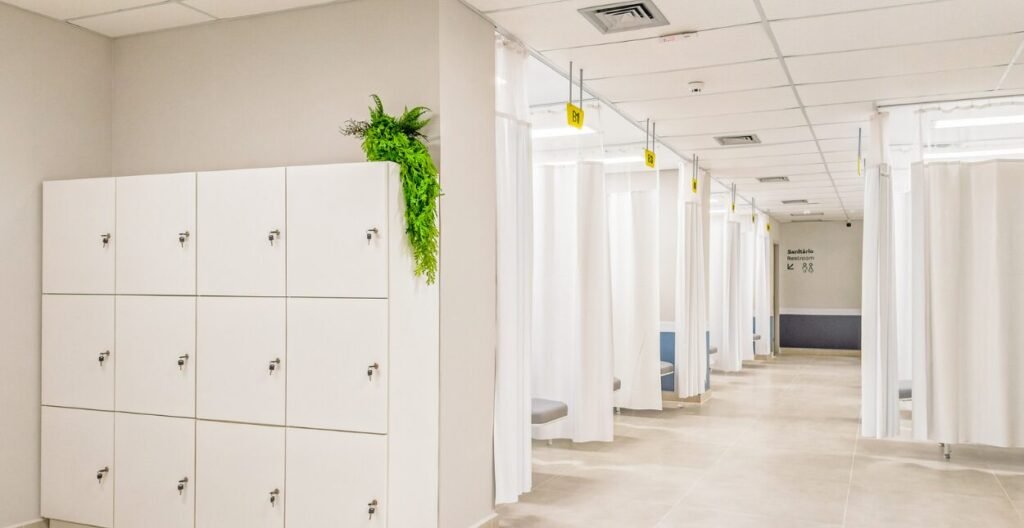 Corredor de vestiários e boxes de atendimento da clínica BR MED