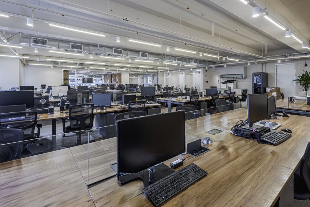 Open office da MR.CAT com fileiras de estações de trabalho