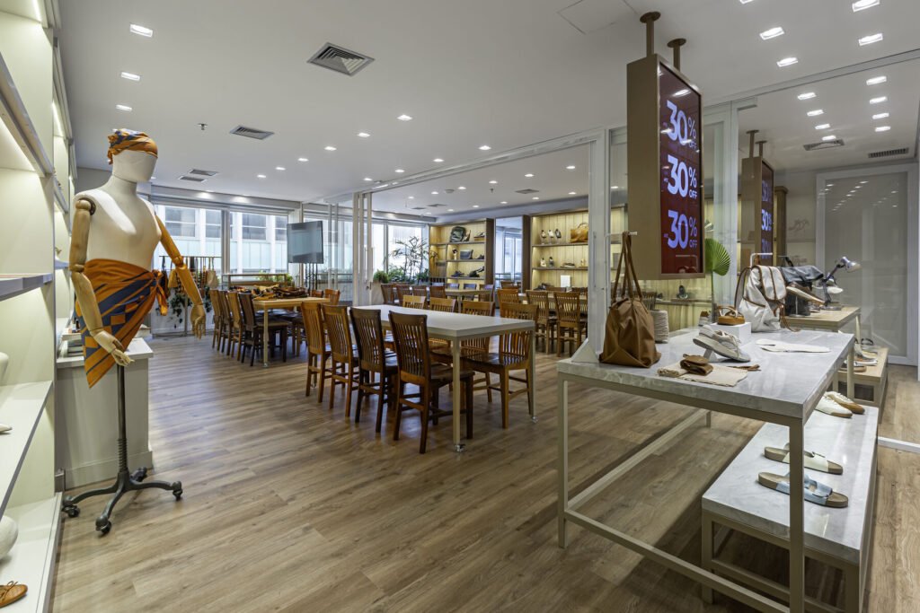Showroom da MR.CAT com manequim e vitrines iluminadas