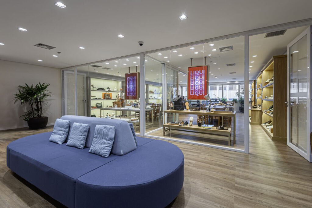 Showroom da MR.CAT com sofá azul e vista para as vitrines