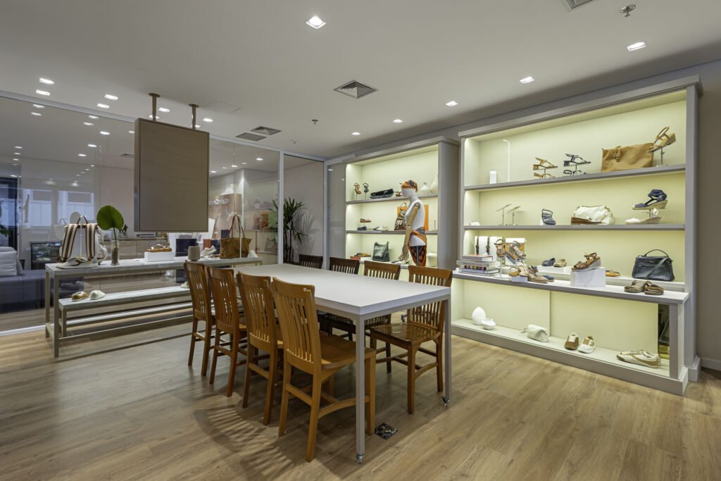 Showroom da MR.CAT com expositores e mesa de apoio para seleção de peças
