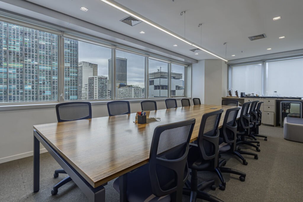 Sala de reunião da MR.CAT com mesa longa e janelas voltadas para a cidade