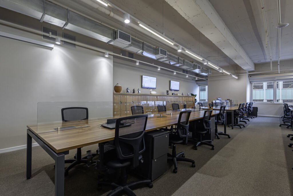 Estações de trabalho da MR.CAT em open office com teto aparente
