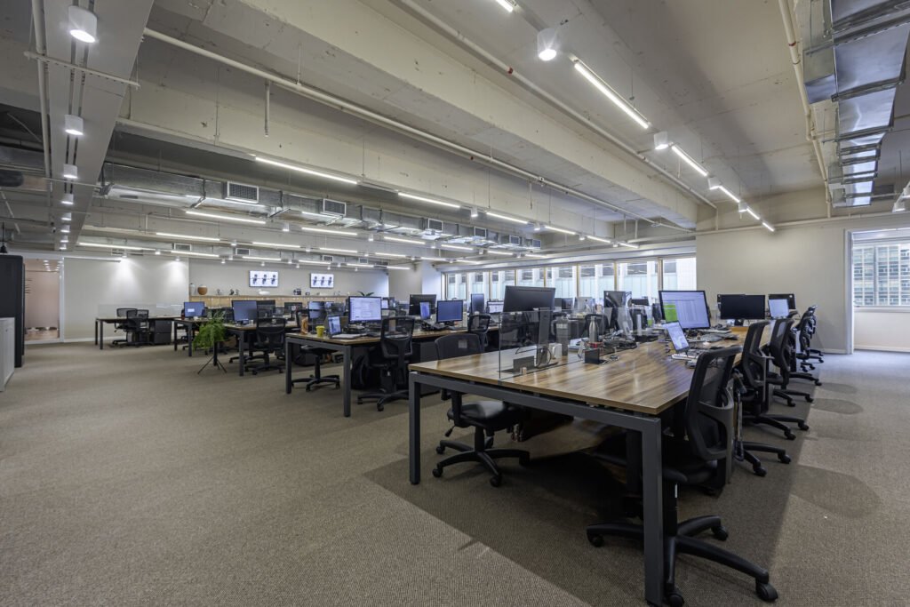 Open office amplo da MR.CAT com estações de trabalho