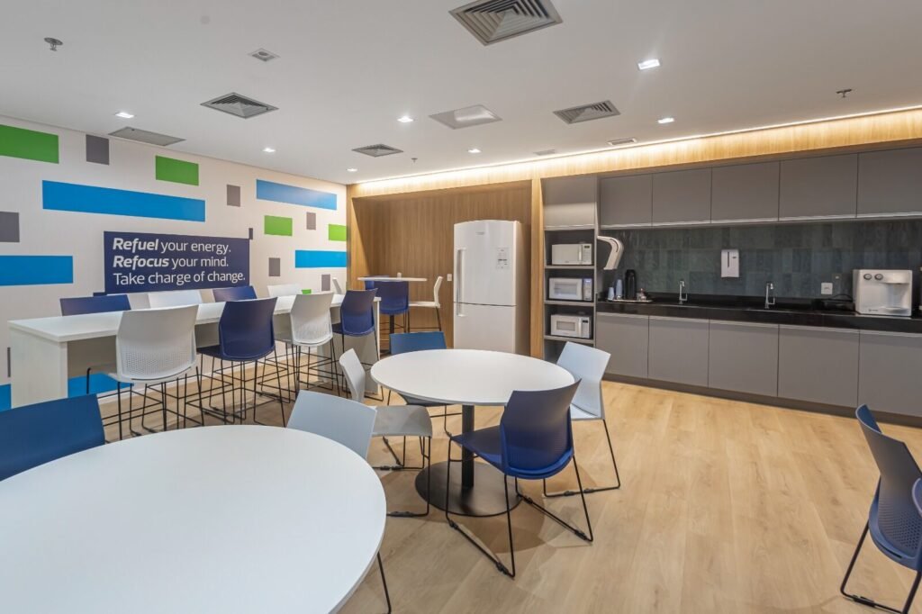 Copa da RSM com mesa redonda e painel com mensagem da marca