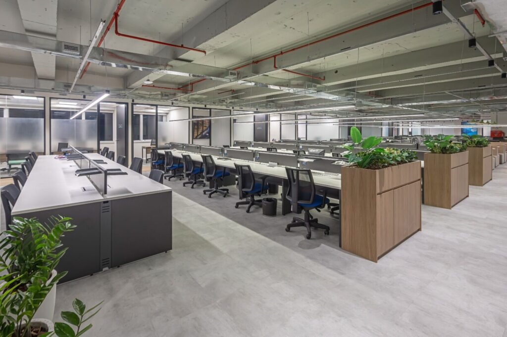 Open office da RSM com teto industrial aparente e jardineiras de madeira
