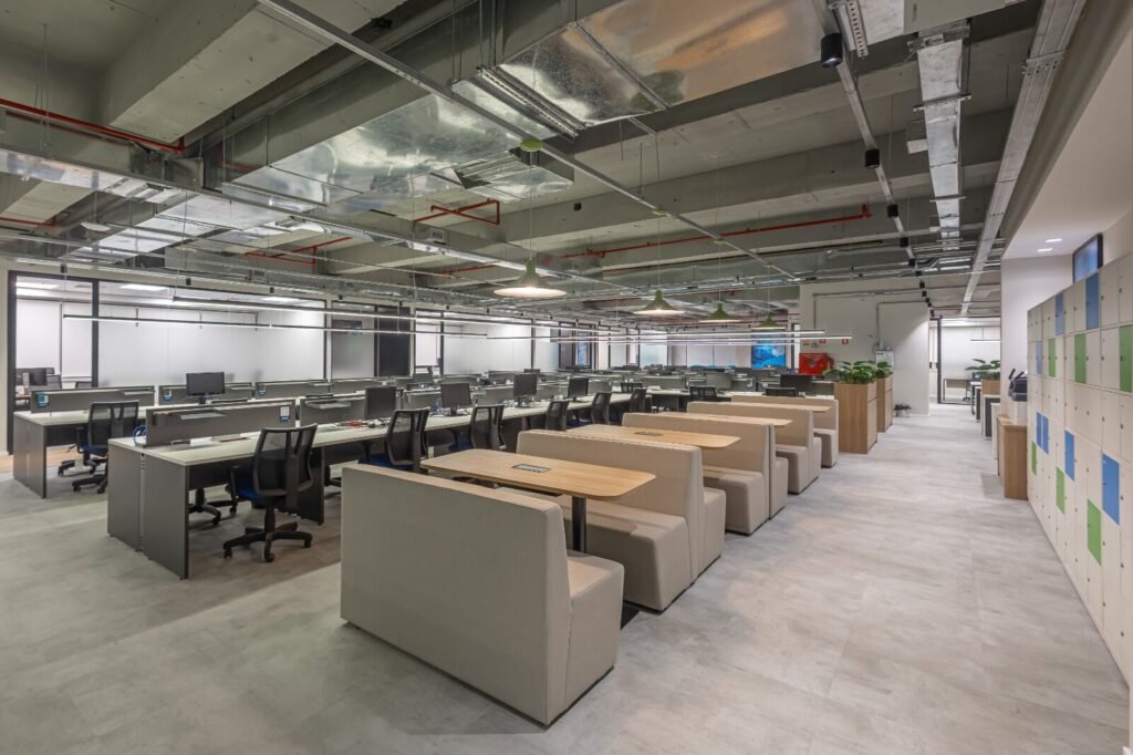 Open office da RSM com estações de trabalho e divisórias baixas