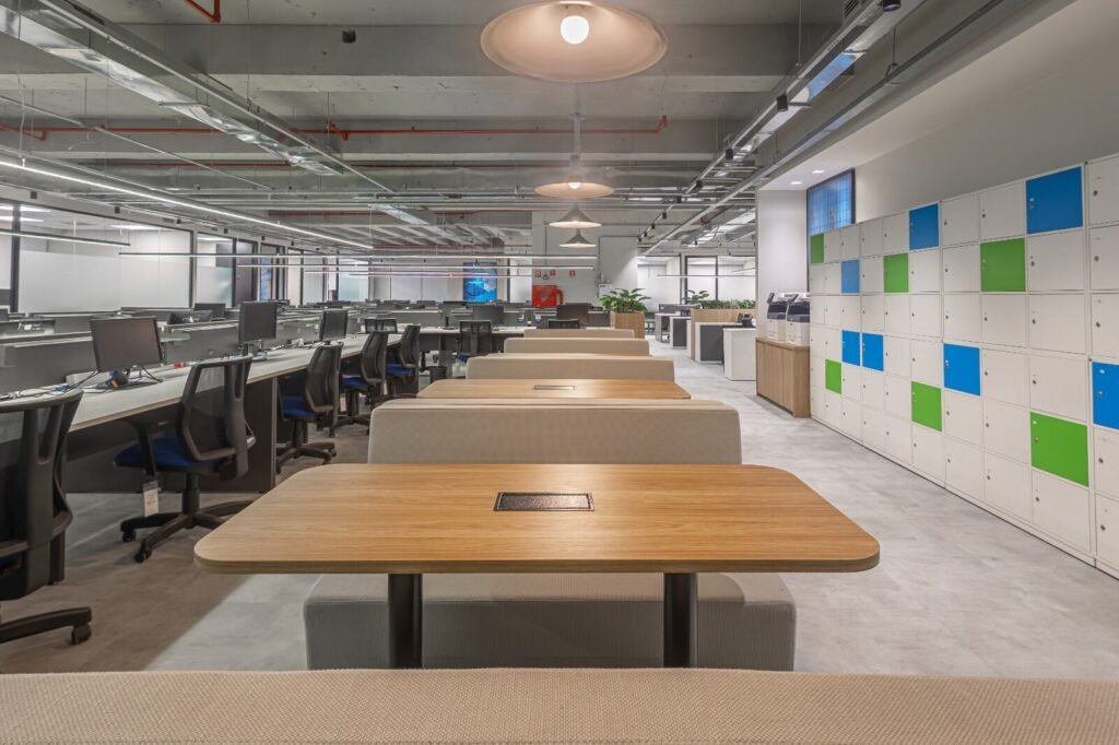 Open office da RSM com mesa de reunião integrada e painel gráfico