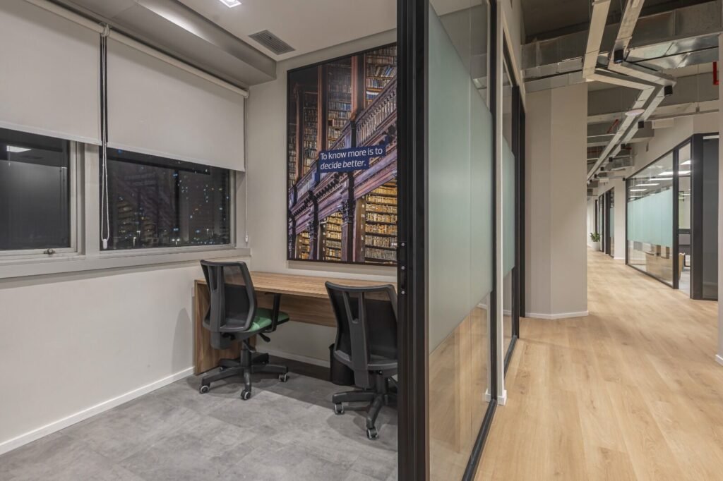Sala de apoio da RSM com mesa de trabalho junto à janela