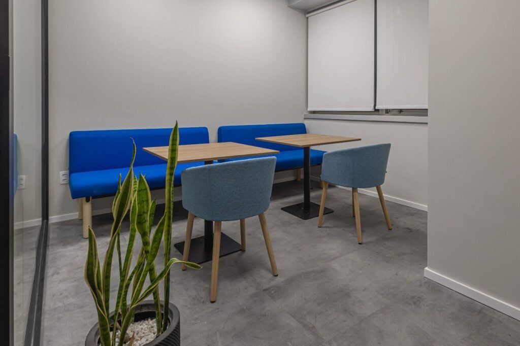 Sala de reunião da RSM com poltronas azuis e plantas