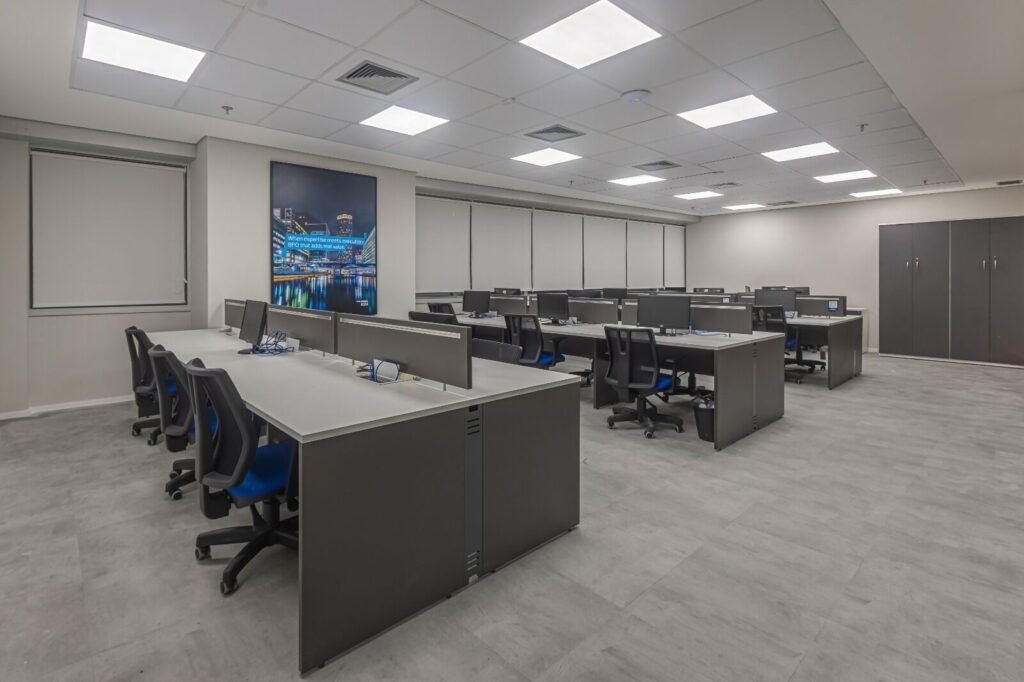 Open office da RSM com estações de trabalho e armários