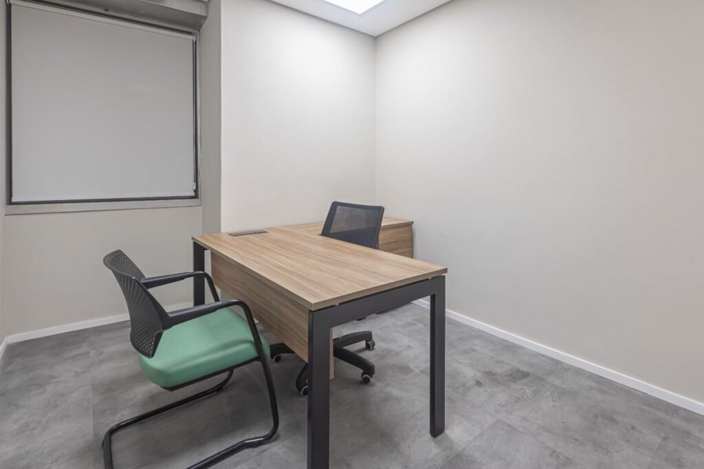 Sala individual da RSM com mesa de trabalho
