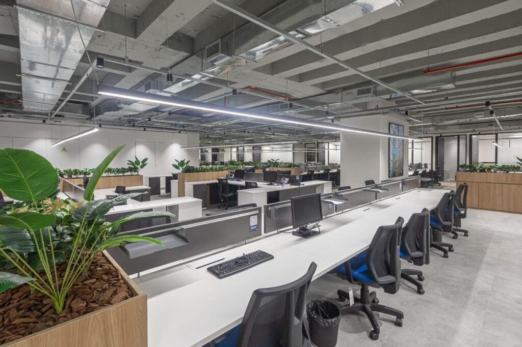 Open office da RSM com jardineiras e estações de trabalho