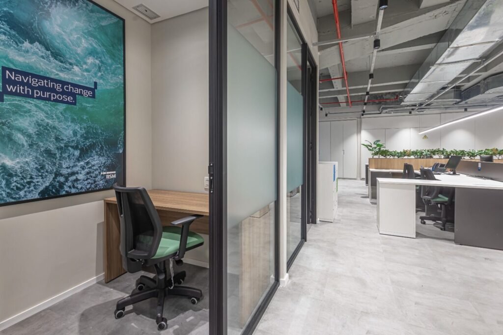 Sala da RSM com painel gráfico e vista para o open office