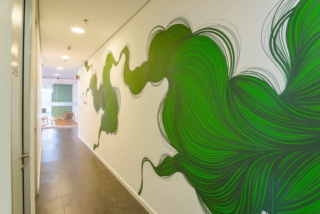 Mural verde no corredor do escritório da ERM