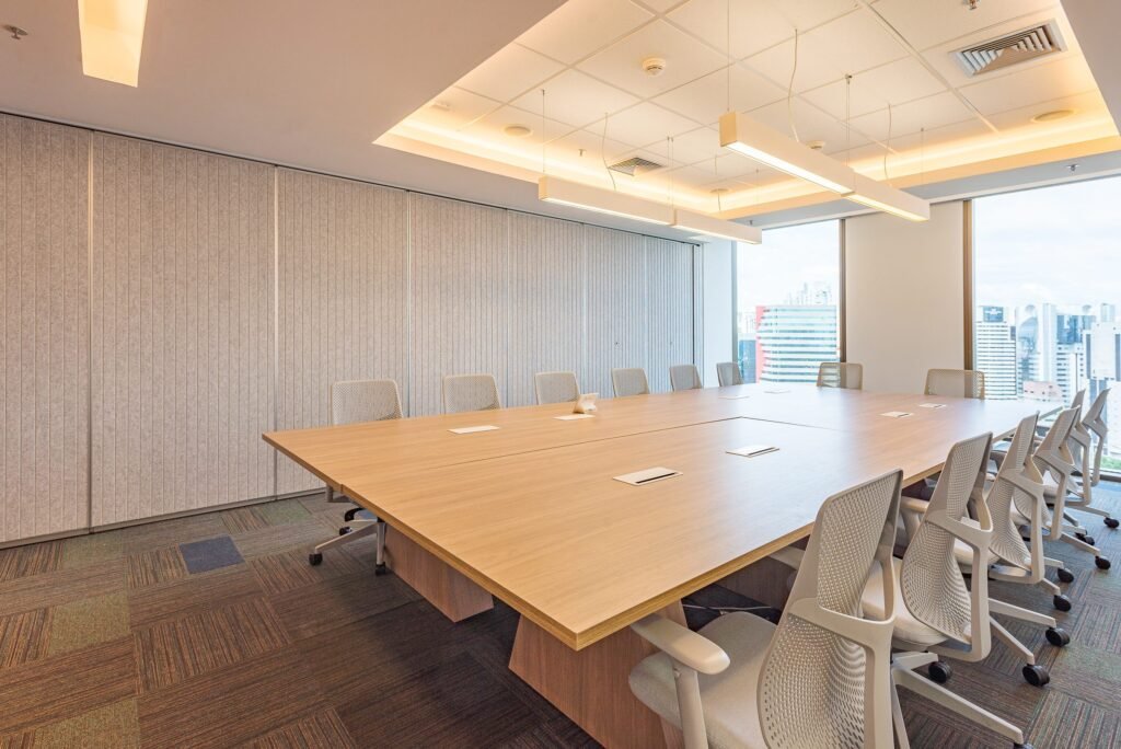 Sala de reunião grande com vista para a cidade no escritório da ERM