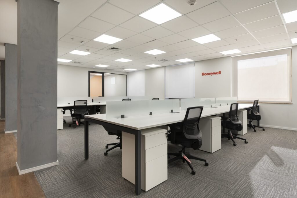 Estações de trabalho junto às janelas no escritório da Honeywell