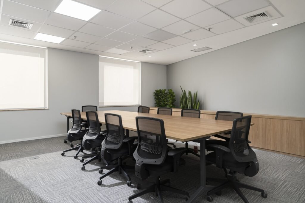 Sala de reunião da Honeywell com mesa de madeira e plantas
