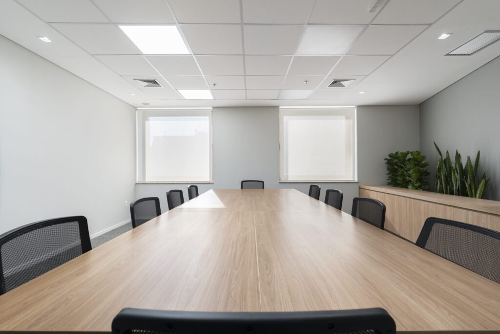 Sala de reunião grande no escritório da Honeywell