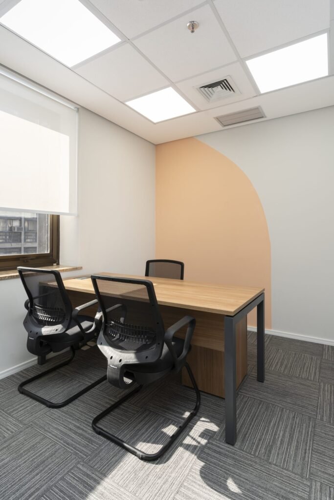 Sala de reunião com painel terracota no escritório da Honeywell