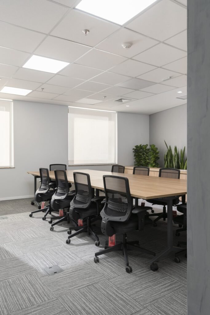 Sala de reunião com cadeiras pretas no escritório da Honeywell