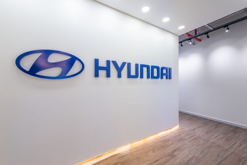Parede com logotipo na recepção da Hyundai