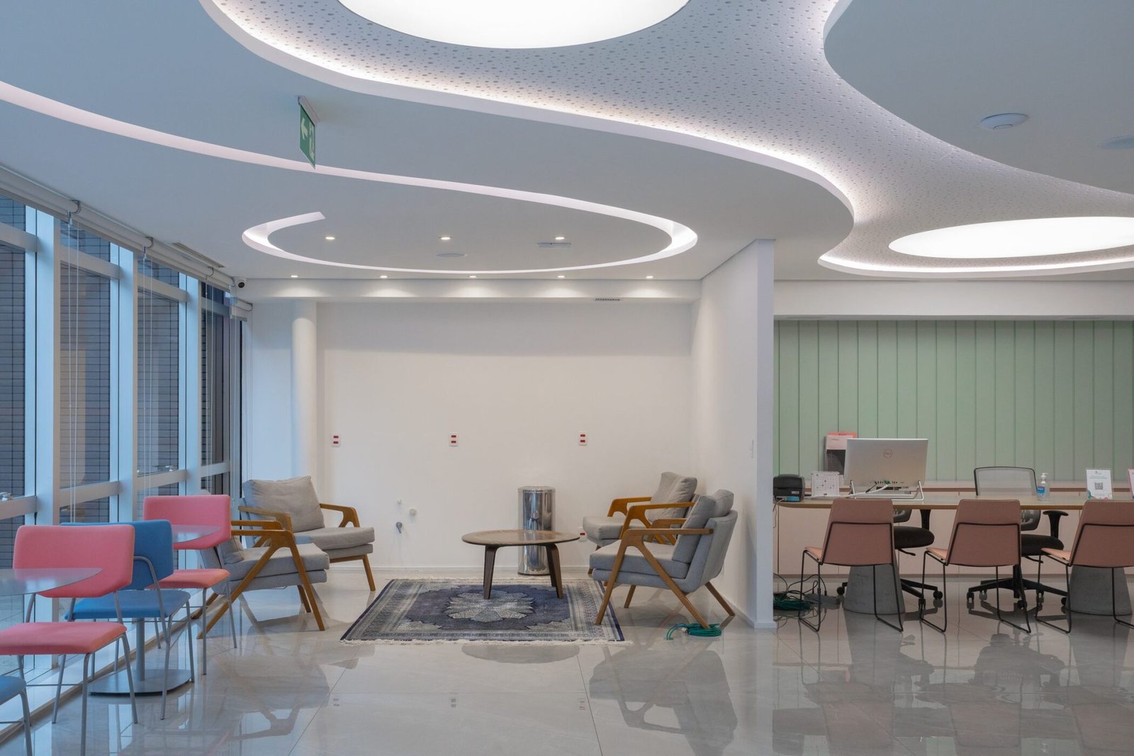 Sala de espera da Inside Diagnósticos com forro curvo e poltronas