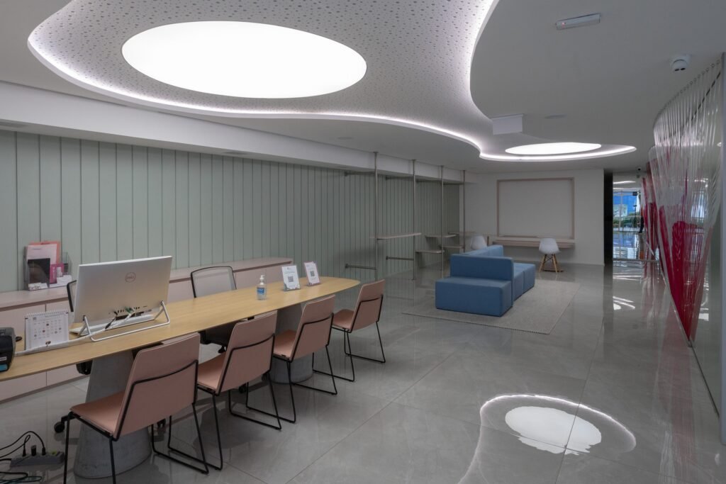 Recepção da Inside Diagnósticos com aberturas circulares de luz no forro