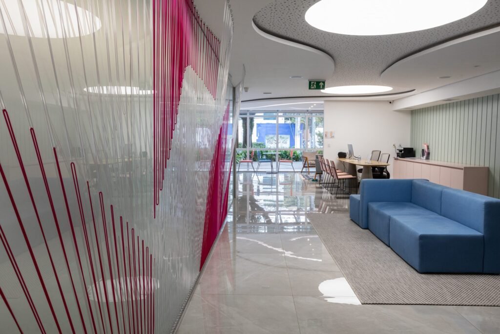 Painel de vidro com grafismo e sala de espera da Inside Diagnósticos