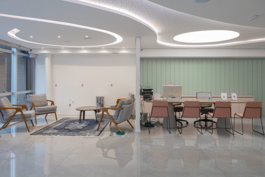 Sala de espera com poltronas de madeira na Inside Diagnósticos