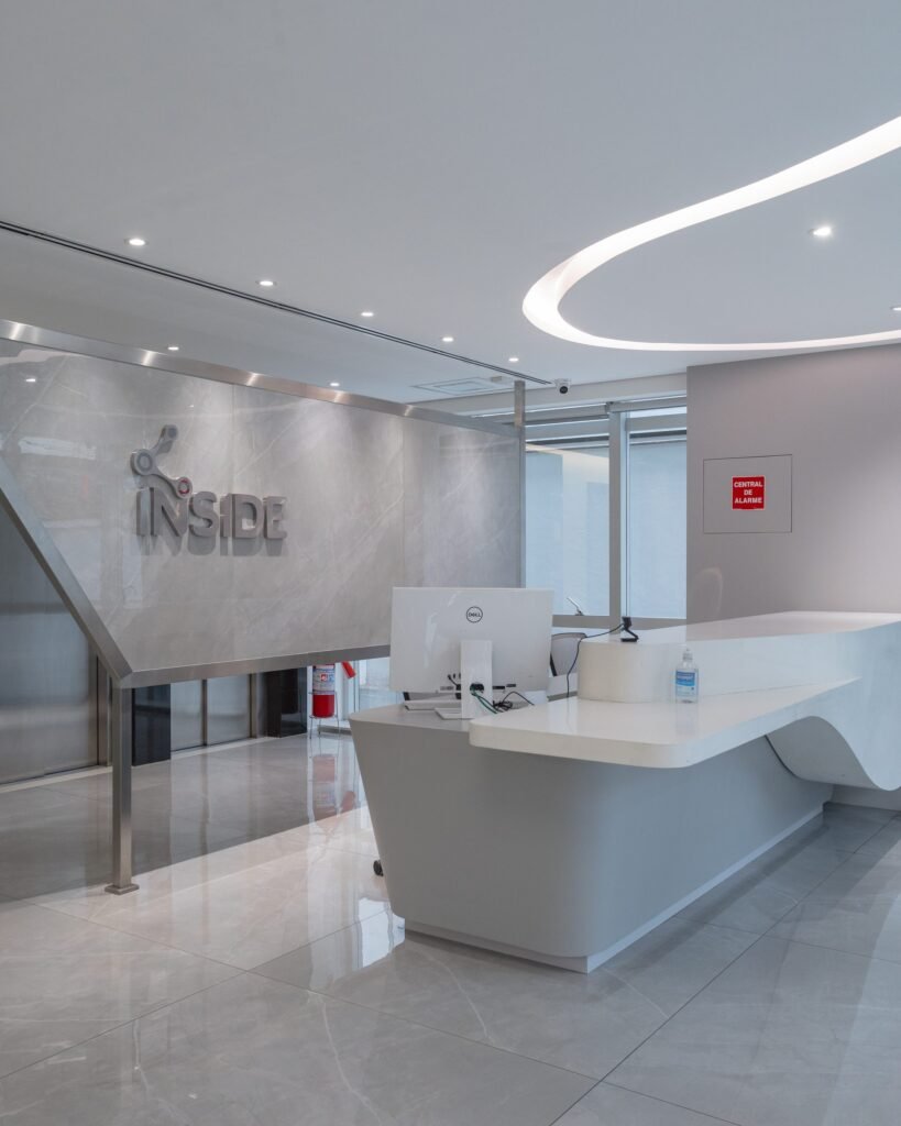 Balcão de atendimento com logotipo da Inside Diagnósticos