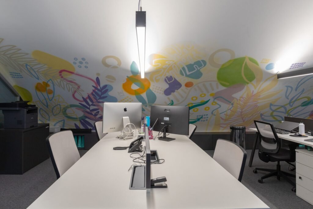 Escritório com mural colorido na Inside Diagnósticos