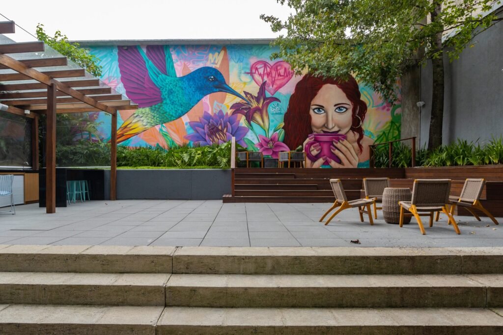 Terraço com pergolado e grafite na Inside Diagnósticos