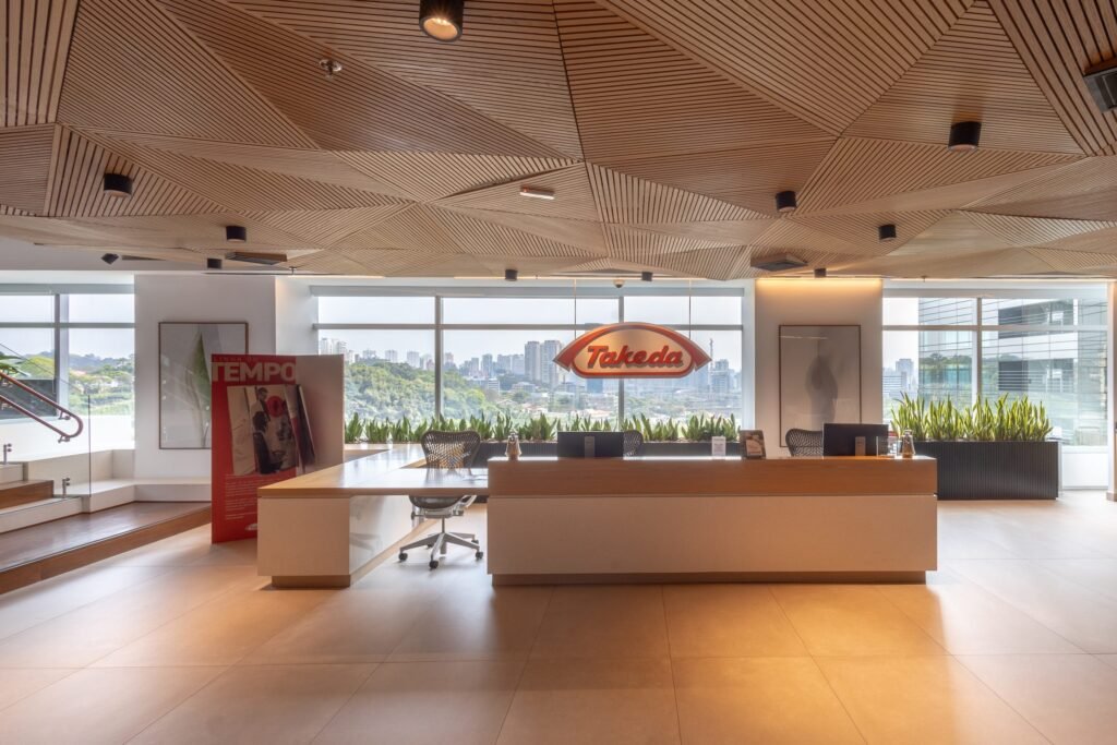 Balcão de recepção da Takeda com vista para a cidade
