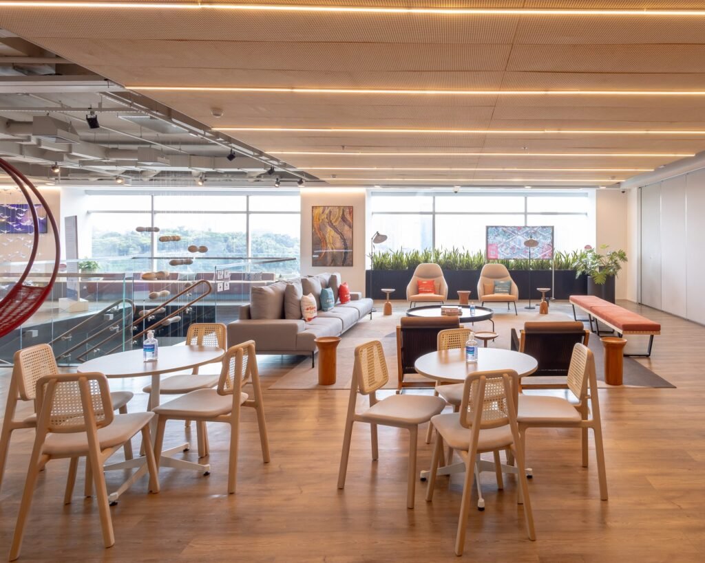 Lounge da Takeda com mesas e balanços junto às janelas