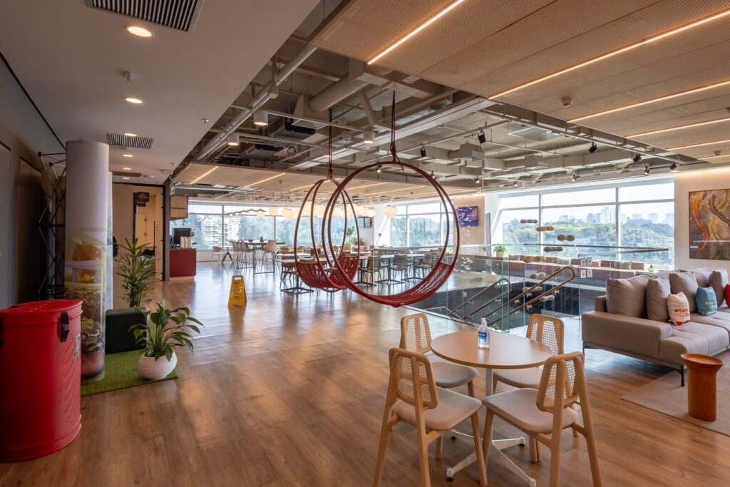 Café e lounge com balanços no escritório da Takeda
