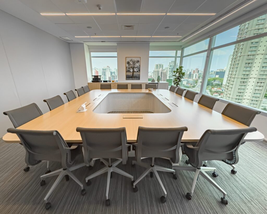 Sala de reunião da Takeda com mesa para 16 pessoas