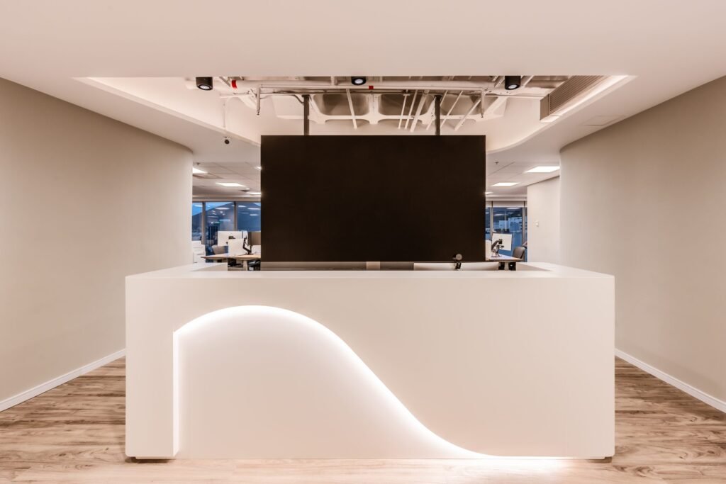 Balcão de recepção branco com rasgo de luz na Transocean