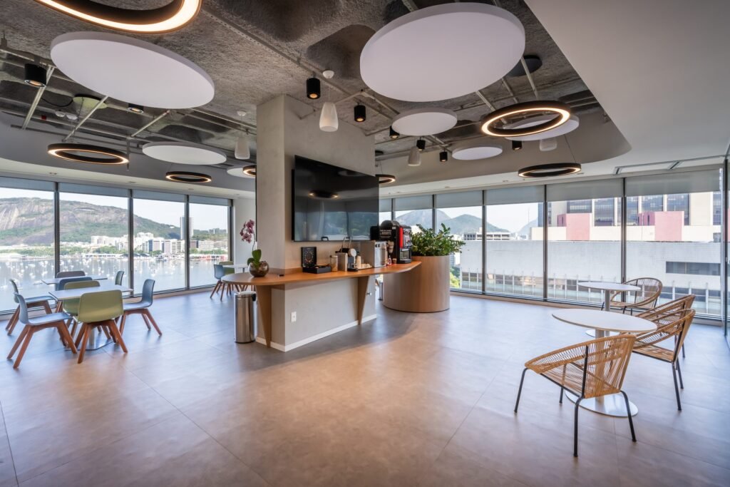 Café com balcão e floreira central na Transocean