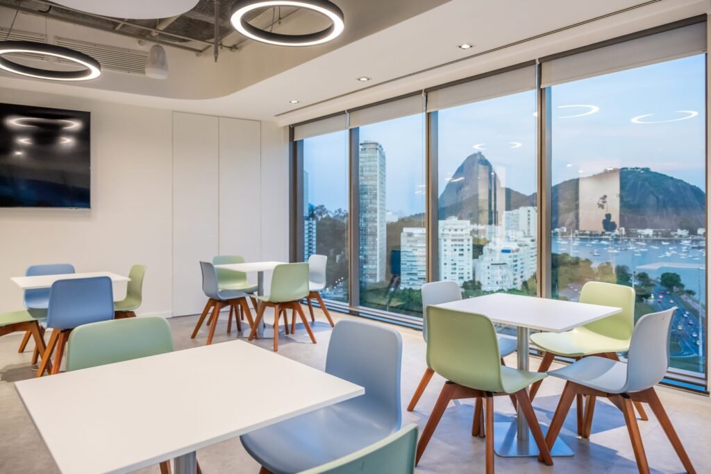 Mesas do café com vista para a enseada de Botafogo na Transocean